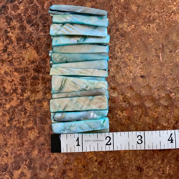 Abalone Shell Stretchy Bracelet. Turquoise color. - Picture 6 of 7